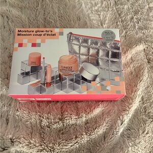Clinique Moisture Glow Set with Silver and Pink Accents